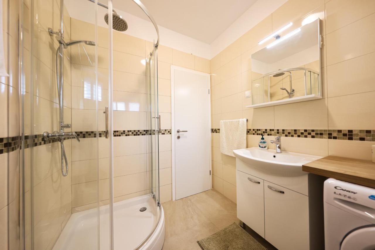Apartment Puntamika Villa De Rosa - Ground Floor Zadar Eksteriør bilde