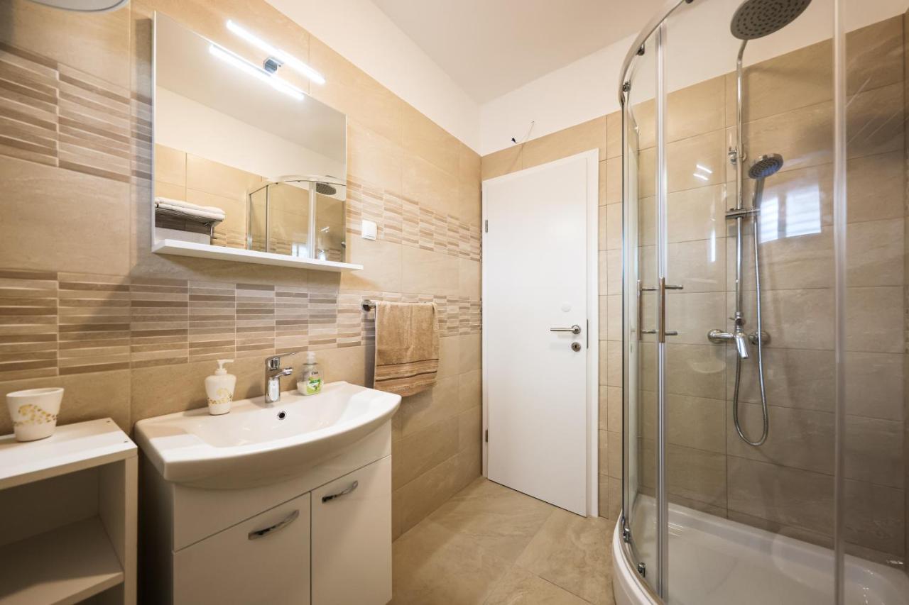 Apartment Puntamika Villa De Rosa - Ground Floor Zadar Eksteriør bilde
