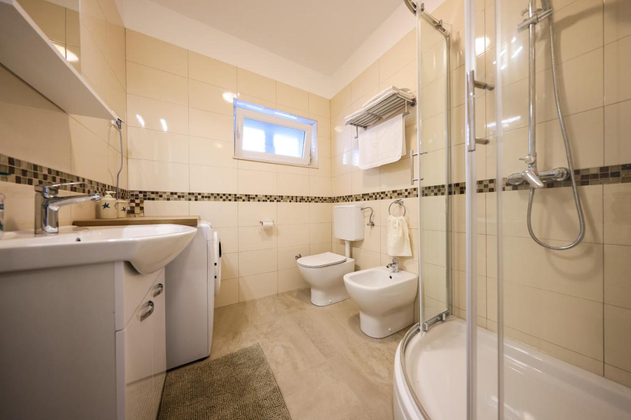 Apartment Puntamika Villa De Rosa - Ground Floor Zadar Eksteriør bilde