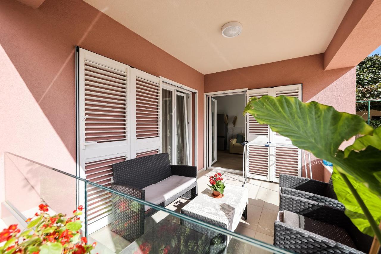 Apartment Puntamika Villa De Rosa - Ground Floor Zadar Eksteriør bilde