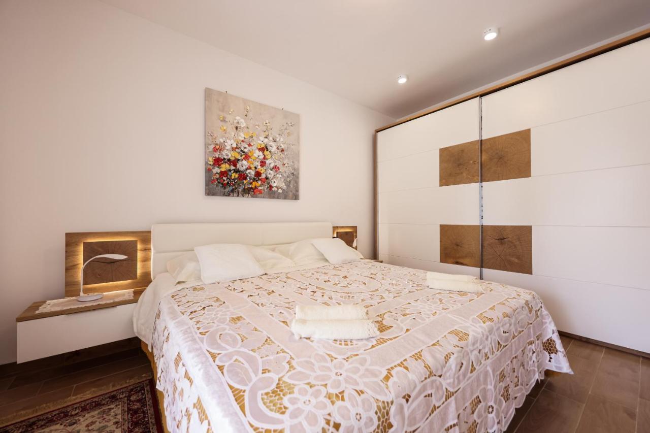 Apartment Puntamika Villa De Rosa - Ground Floor Zadar Eksteriør bilde